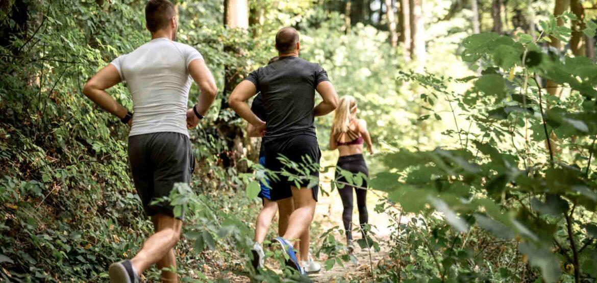 Les meilleurs t-shirts running & trail en 2025 ! Avis d’un Coach ! meilleur t-shirt running trail footing avis comparatif guide d'achat