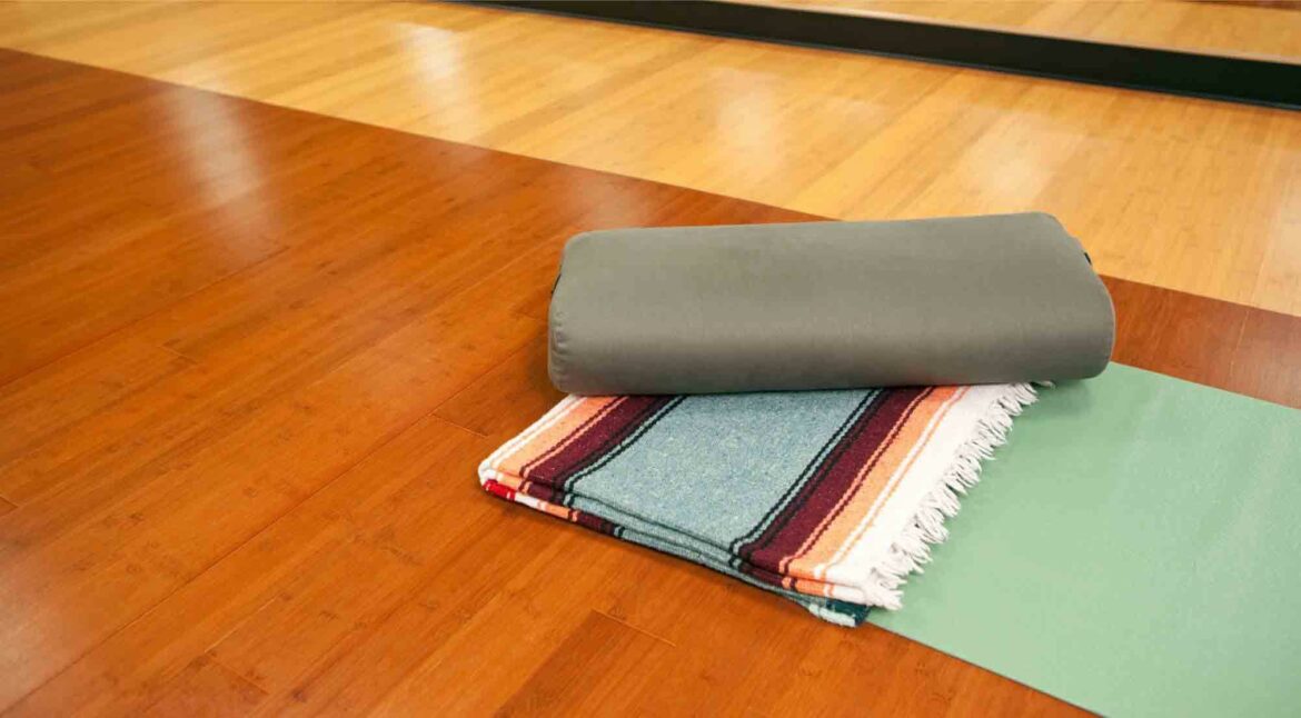Les meilleurs bolsters de yoga en 2025 ! Avis d’un Coach ! meilleur bolster yin yoga rouleau traversin