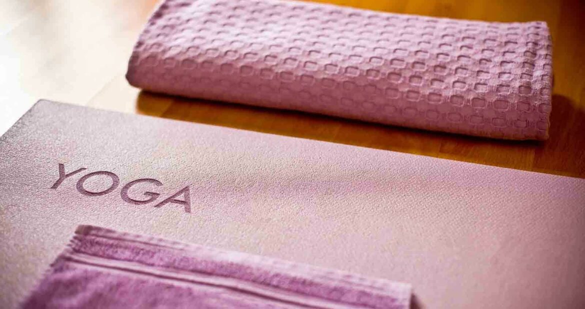 Les meilleures serviettes de yoga en 2025 ! Avis d’un Coach ! meilleure serviette de yoga antiderapante bikram